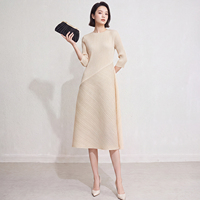 Robe plissée asymétrique pour femme, manches 3/4, col rond, plissé diagonal, longueur genou, élégante, style Miyake, tenue de boutique