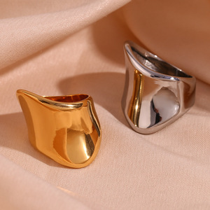 Un anillo geométrico liso exagerado irregular de acero inoxidable de 18 quilates con un sentido de Diseño Europeo Americano simple y elegante - Product Image 1