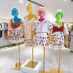 หุ่นโชว์เสื้อผ้าผู้หญิงครึ่งตัว ทำจากไฟเบอร์กลาส หรูหรา พร้อมฐานสี่เหลี่ยมสีทอง และท่าทางยืน สำหรับจัดแสดงเสื้อผ้า - Product Image 5