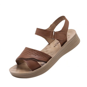 Sandales d'été de luxe en cuir de vachette véritable pour femmes d'âge moyen et âgées, à bout ouvert et à large bride - Product Image 5