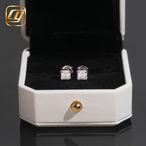 Boucles d'oreilles clous en moissanite taille Asscher, sertissage griffe, argent 925 plaqué rhodium, bijoux de luxe géométriques pour femme, pour mariage - Product Image 4