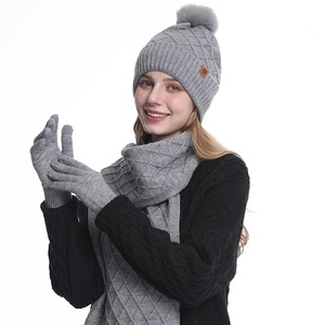 Chapeau d'hiver en laine tricotée pour femmes, écharpe, gants de protection des oreilles en trois pièces. - Product Image 3