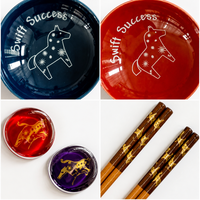 En gros, Ensemble cadeau de vaisselle japonaise en céramique motif cheval rouge et bleu, comprenant 2 paires de repose-baguettes en verre et 2 paires de baguettes en bois