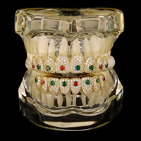 Vente en gros de grillz dentaires rouges et verts entièrement sertis de zircons, 8 dents, bijoux de décoration dentaire pour Halloween et Noël