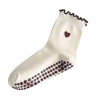 Chaussettes de yoga mi-mollet antidérapantes, style doux et minimaliste, couleur unie, bordure en bois, volantées, broderie cœur, collection Printemps