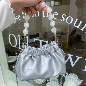 Bolso pequeño gris y rosa con cadena y correa de cuentas, cierre magnético, para uso diario, bandolera, primavera 2024 - Product Image 1