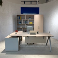Bureau de direction moderne avec pieds argentés inclinés, meuble de rangement et ensemble d'armoires murales assorties pour une suite de bureau complète