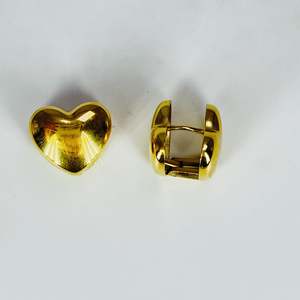 Boucles d'oreilles fines à clipser en forme de cœur, plaquées or PVD, en acier inoxydable 316L, durables et résistantes, pour femmes - Product Image 1