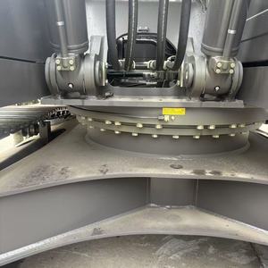 Godet de terrassement pour excavatrice Volvo EC220, construction robuste en métal noir - Product Image 1