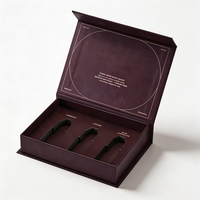 Caja Rígida para Vino Color Borgoña Oscuro Personalizada con Diseño Geométrico en Dorado, Empaque de Regalo de Lujo con 3 Compartimentos para Marcas de Vino