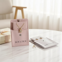 Pochette carrée anti-poussière en daim tendance avec bouton 8*8cm pour le rangement de bijoux
