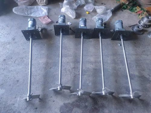 Agitador Motorizado de Alta Resistencia con Eje Largo e Impulsor de Doble Aspa para Agitación de Tanques y Tambores Industriales - Product Image 2