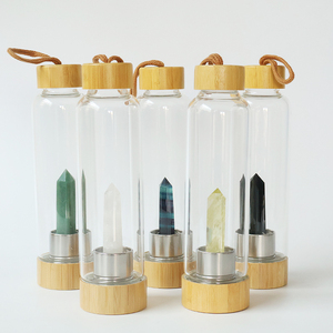Bouteille d'eau en verre avec pointe de cristal naturel et couvercle en bambou, pierre de guérison en quartz - Product Image 1