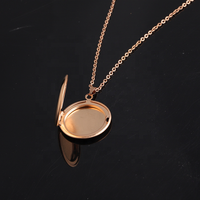 Collier avec pendentif en acier inoxydable personnalisé avec photo et nom gravés, couple ouvrant un médaillon