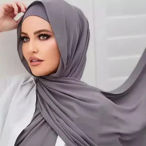 Fornitore all'ingrosso 180*70cm tinta unita avvolge scialli sciarpa donna musulmana abbinata Hijab in Chiffon di colore con cappuccio interno sopra il collo