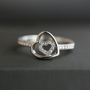 Anello da Donna a Forma di Cuore con Micro Zirconi Incastonati, Gioiello Minimalista per Uso Quotidiano, Regalo di Moda - Product Image 1