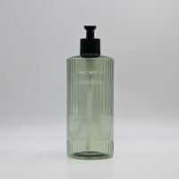 Bouteille Pompe PET Verticale Canelée 500ml 800ml Transparente Verte pour Shampooing avec Pompe Noire et Zone Logo Vierge Sérigraphiée
