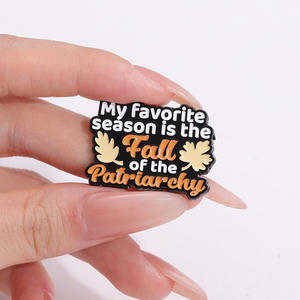 Cartoon Text Feminist ische Emaille Brosche "Behandeln Sie alle Geschlechter gleich" mit Ahornblatt Rucksack Abzeichen Metall Handwerk Kleidung - Product Image 5