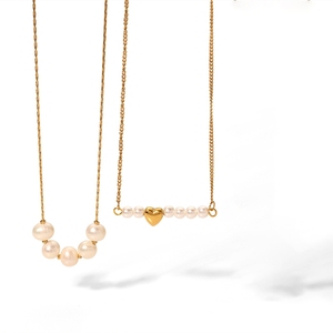 Collier tendance en acier inoxydable plaqué or 18 carats avec pendentif cœur en perles de coquillage pour femme - Product Image 1