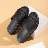 Vente en gros de pantoufles d'été en cuir confortables pour hommes fond souple respirant anti-dérapant logo imprimé en 3D hauteur augmentant l'extérieur