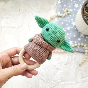Nuevo diseño de ganchillo bebé Yoda sonajero juguetes <span class=keywords><strong>Amigurumi</strong></span> hilo tejido de madera de haya <span class=keywords><strong>mordedor</strong></span> relleno de punto Yoda sonajero para regalos de bebé - Product Image 5