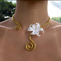 Nouveauté : Collier ajustable en spirale florale, motif fleur d'iris irisée, enroulé à la main, bijou de mode pour femme