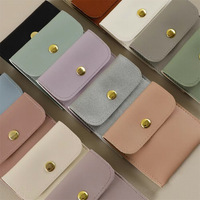 Sacs de luxe carré portable avec logo personnalisé sacoche avec bouton en cuir pour bijoux bague collier avec carte à insérer