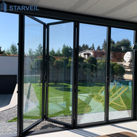Porte coulissante de terrasse couverte en aluminium à double vitrage, résistante aux intempéries, design extérieur de loisirs, conception écoénergétique, cadre