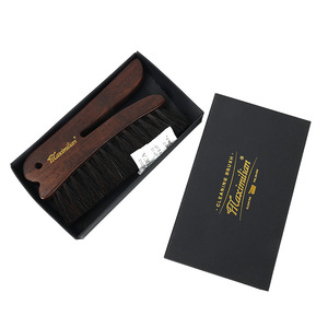 Cepillo para Quitar el Polvo de Ropa y Sombreros Yinste, con Cerdas de Crin de Caballo y Mango de Madera de Ébano, Duradero para el Cuidado de la Ropa - Product Image 5