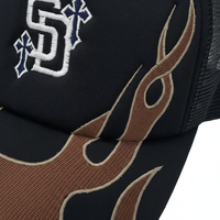 Gorra Trucker Premium Personalizada de 6 Paneles, Transpirable, Impermeable, de Espuma y Malla, Bordada con Llama de Fuego Marrón, Estilo Deportivo, para Carreras y Béisbol