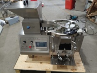 Machine de remplissage de bouteilles de comptage de comprimés de bonbons d'ours gommeux modèle YS-2 semi-automatique