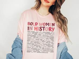 T-shirt da donna in cotone con stampa Bold Women In History, vestibilità regolare, girocollo, manica corta, casual, con messaggio femminista - Product Image 1