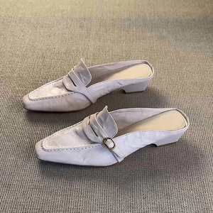 Elegantes Mules Retro de Piel de Oveja Genuina con Punta Cerrada para Mujer, Sandalias Cómodas de Tacón Bajo para Exteriores - Product Image 5