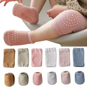 Individuelle Kniepads Kindersocken-Set Regenbogenfarbe Punkt Griff rutschfeste Baby-Socken atmungsaktive bequeme Baumwollsocken