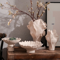 Vase en céramique sculpté fait main, forme ondulée organique, finition crème mate, décor minimaliste Wabi-Sabi pour salon et studio d'art