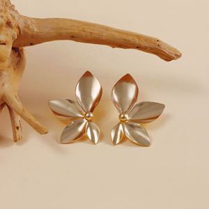 Pendientes de tuerca con forma de hoja y flores, chapados en oro, de aleación de zinc, estilo europeo-americano, joyería fina de moda, personalizados para fiesta de mujer - Product Image 2