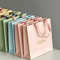 Sac à main en carton blanc résistant, capacité de 6 à 9 kg, logo imprimé personnalisé, design minimaliste élégant pour emballage cadeau de boutique