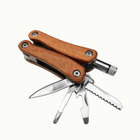 Mini-pince multifonction pliable 8-en-1 avec poignée en bois et aluminium et lumière LED pour le camping