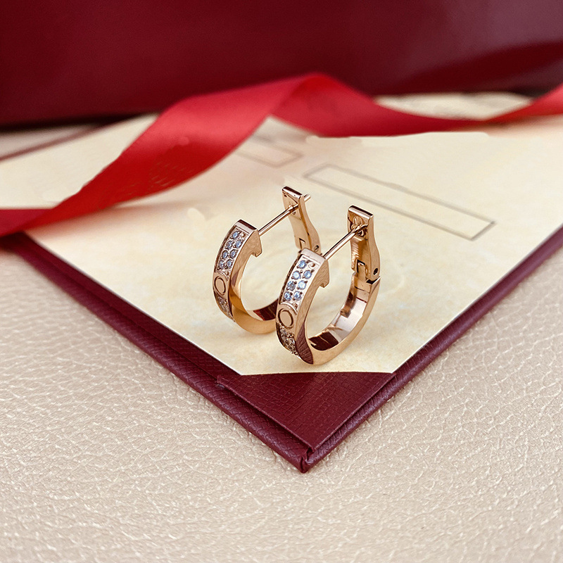 Dos filas de diamantes, nuevos pendientes rosa y Kaga.