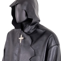 Veste en cuir PU pour homme TOPSHOW, noire, surdimensionnée, à capuche, style gothique, ourlet asymétrique, poignets découpés, avec pendentif croix