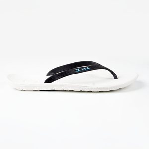 Sandales de plage noires et blanches chic incontournables pour femmes avec semelle intérieure profilée pour un port décontracté en été - Product Image 2