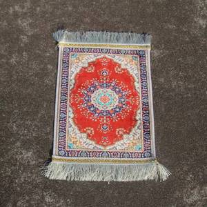 Productos étnicos: alfombra de imitación de seda lavable y portátil para peregrinaciones, alfombra de oración Sejadah para usar en aviones y en casa. - Product Image 3