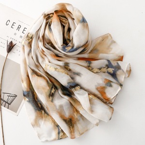 Écharpe longue de plage pour femme, design de marque, style hijab, imprimée à paillettes dorées vintage, avec pompons - Product Image 4