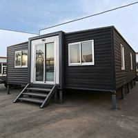 Grande maison modulaire à double aile, extensible, en conteneurs, pour projet de logement à louer à court terme dans une station balnéaire