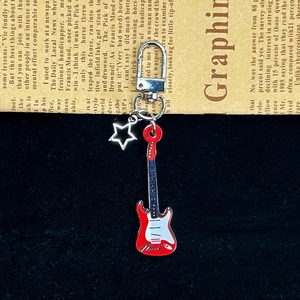 Colgante de acrílico estilo INS con forma de instrumento, llavero de guitarra de doble cara estilo rock para decoración de bolsos - Product Image 3