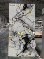 Panneau mural en PVC imitation marbre, résistant aux UV, imperméable et économique, idéal pour les projets d'aménagement intérieur de salles d'exposition