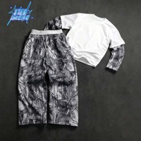 Ensemble de survêtement camouflage pour homme en molleton bouclette, style vintage automne, avec t-shirt à col rond motif écorce d'arbre superposé et pantalon de survêtement ample et droit, idéal pour la chasse