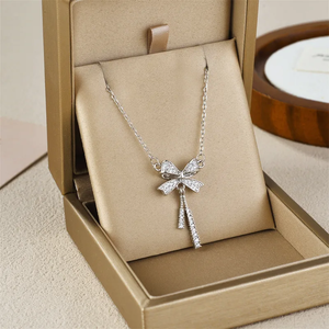 Collar Minimalista de Acero Chapado en Oro de 18K con Colgante de Lazo con Borla de Circonita Incrustada en Cobre, Cadena Elegante para Mujer - Product Image 3