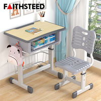 Ensemble bureau et chaise pour écoliers avec fente pour crayons, panier métallique et base en forme de I pour une utilisation en classe