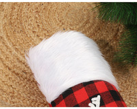 Chaussettes de Noël en plaid rouge et noir, brodées de rennes, flocons de neige et élan, avec bordure en peluche et sérigraphiées